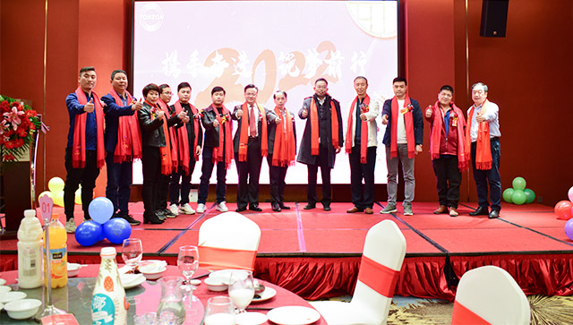 攜手奮進(jìn)，筑夢前行，東信高科2022年迎春晚會圓滿舉行?。。? />
                </a>
              </dt>
              <dd>
                <p>攜手奮進(jìn)，筑夢前行，東信高科2022年迎春晚會圓滿舉行?。。?/p>
                <span>?攜手奮進(jìn)，筑夢前行，深圳市東信高科自動化設(shè)備有限公司2022年迎春晚會在深圳博客格蘭云天國際酒店成功舉行。晚會上，公司總...</span>
                <a href=